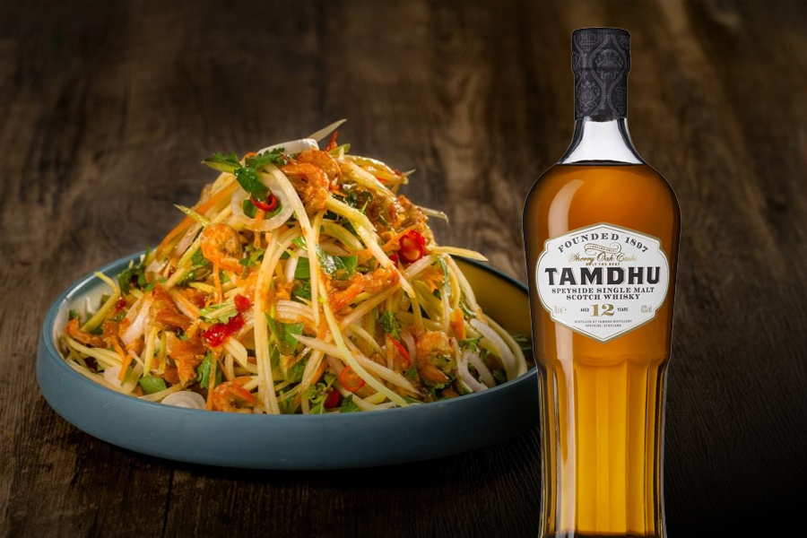 Tamdhu 12 YO, dòng whisky ủ thùng sherry oloroso với chiều sâu và vị ngọt trái cây rất lý tưởng để nâng đỡ vị chua của món gỏi xoài xanh