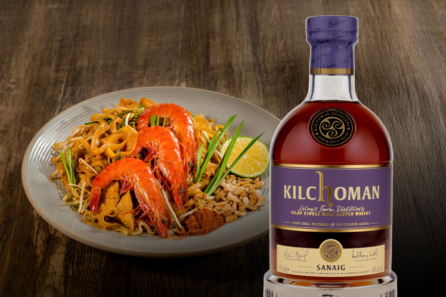 Kilchoman Sanaig với hương khói than bùn kết hợp với vị caramel và trái cây khô, tạo nên sự tương phản đầy thú vị với vị bùi của lạc và độ chua cay trong món Pad Thai