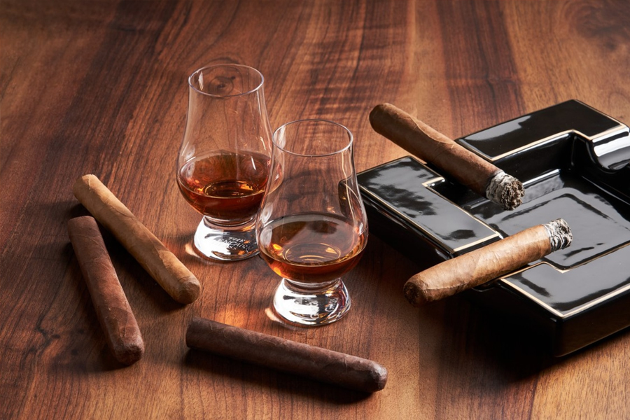 Whisky không chỉ là bạn đồng hành lý tưởng của cigar mà nó còn có thể phản chiếu lại tinh thần của cigar qua hương vị