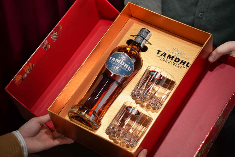 Nhiều doanh nghiệp chọn whisky làm quà tặng doanh nghiệp như một lựa chọn vừa sang trọng, vừa ý nghĩa, lại dễ kết nối cảm xúc giữa các đối tác.