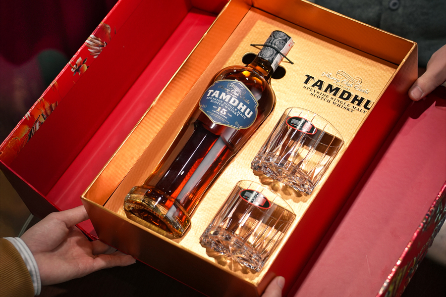 Hộp quà Thuận Buồm Xuôi Gió Tamdhu 15 YO rất phù hợp để đanh tặng các đối tác lớn, những khách hàng quan trọng hoặc lãnh đạo cấp cao