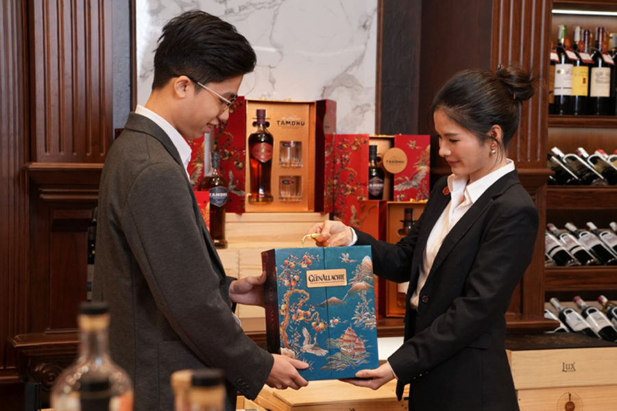 Hộp quà whisky đang trở thành lựa chọn quen thuộc của nhiều doanh nghiệp lớn để trao gửi vào dịp lễ hội cuối năm