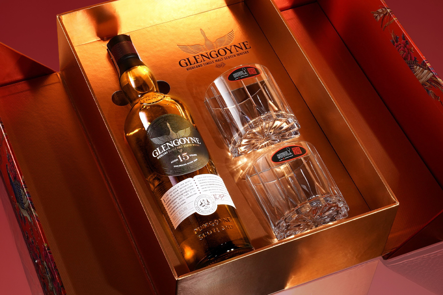 Đi kèm hộp quà Glengoyne “Đại Cát Đại Lộc” là 2 ly pha lê Riedel Rocks Glass, thương hiệu ly được chế tác từ pha lê cao cấp nổi tiếng của Áo