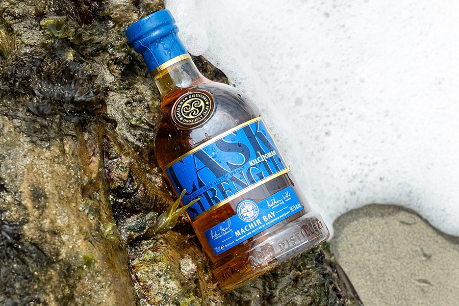 Machir Bay Cask Strength 2025 phản chiếu sức sống mãnh liệt của whisky trẻ tuổi nhưng đầy nội lực, mạnh mẽ nhưng không thô ráp, khói đậm nhưng vẫn tinh tế.