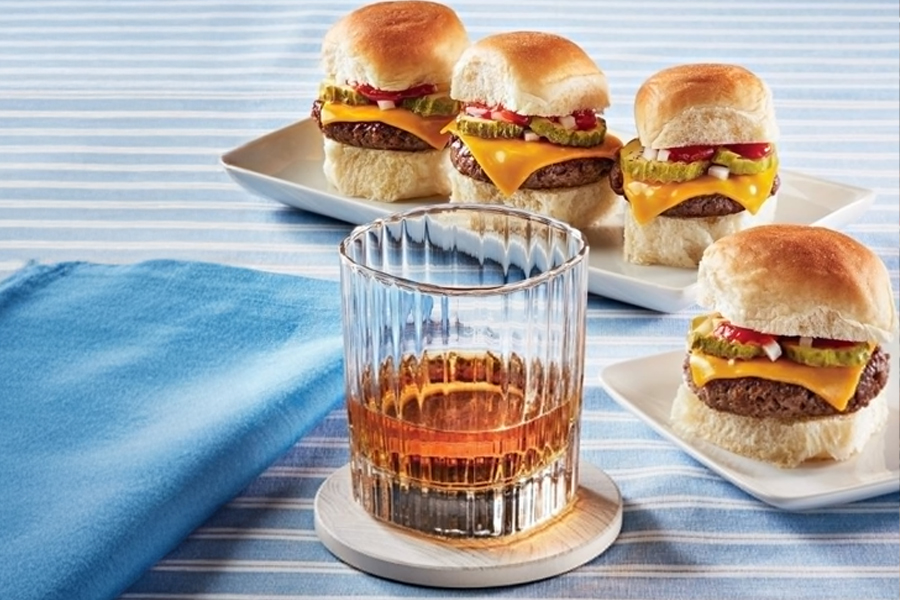 Whisky và sliders - Sự kết hợp lý tưởng để tạo nên bữa tiệc tại gia hoàn hảo