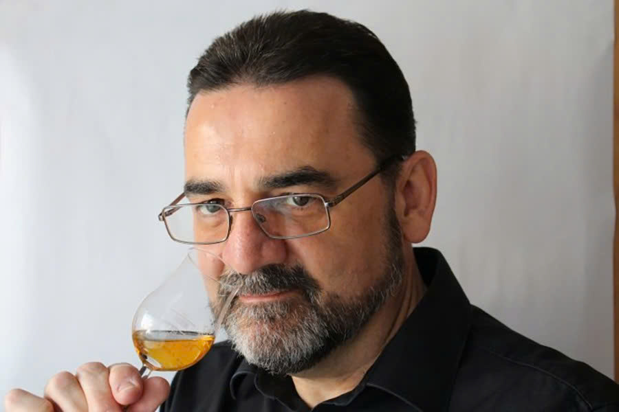 Tiến sĩ Heinz Weinberger, nhà hóa học và chuyên gia whisky, điều hành trang whisky-connaisseur.de