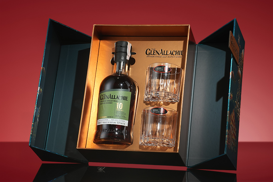 Hộp quà gồm1 chai GlenAllachie 10 Cask Strength Batch 12 và 2 ly pha lê Riedel Rocks Glass