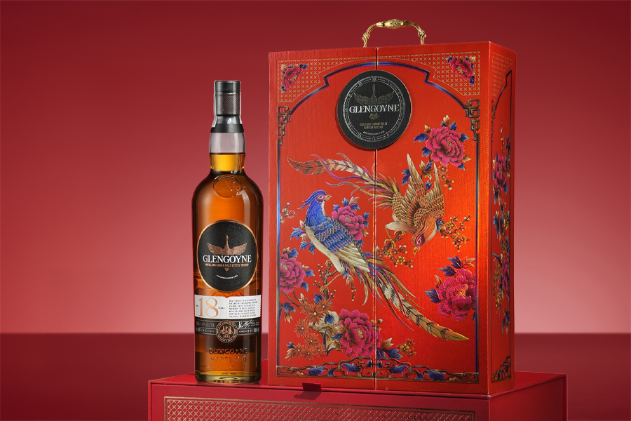 Hộp quà whisky Glengoyne 18 YO - Đại Cát Đại Lộc gồm 1 chai Glengoyne 18 YO và 2 ly pha lê Riedel Rocks Glass