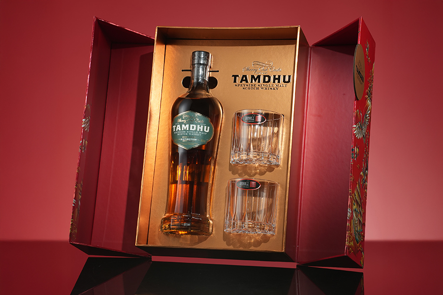 Hộp quà whisky Tamdhu Distinction Thuận Buồm Xuôi Gió là sự kết hợp giữa 1 chai single malt sherry cask sang trọng kèm 2 ly pha lê Riedel Rocks Glass