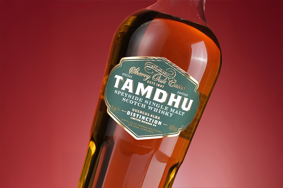 Tamdhu Distinction mang phong cách đậm chất Speyside, phù hợp với người thích whisky có cấu trúc tròn vị, hậu dài và phong phú.