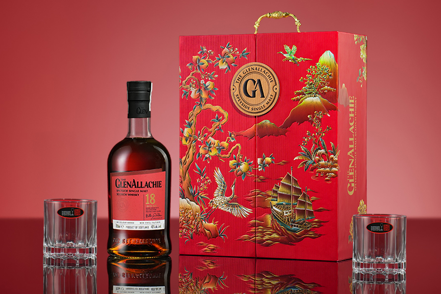 Hộp quà whisky GlenAllachie Thuận Buồm Xuôi Gió phiên bản Tết Bính Ngọ 2026 với thiết kế sắc đỏ cát tường, mang ý nghĩa may mắn cho năm mới