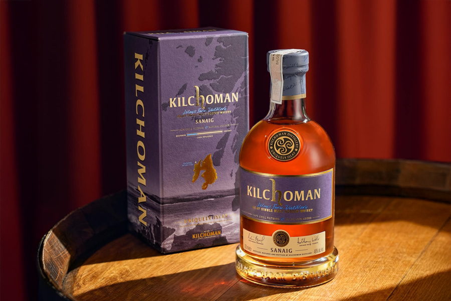 Kilchoman Sanaig là phiên bản giàu tầng lớp hương vị với khói than bùn đậm đà, đi kèm là lớp trái cây đỏ chín, tảo biển, mật ong và chút cay gừng.