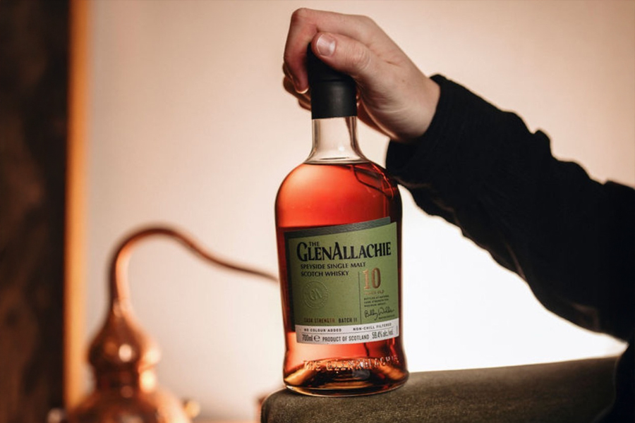 GlenAllachie 10 Year Old Cask Strength - phiên bản single malt được đóng chai ở nồng độ tự nhiên từ thùng ủ, mang đến trải nghiệm đậm đà và nguyên bản hơn so với các phiên bản tiêu chuẩn