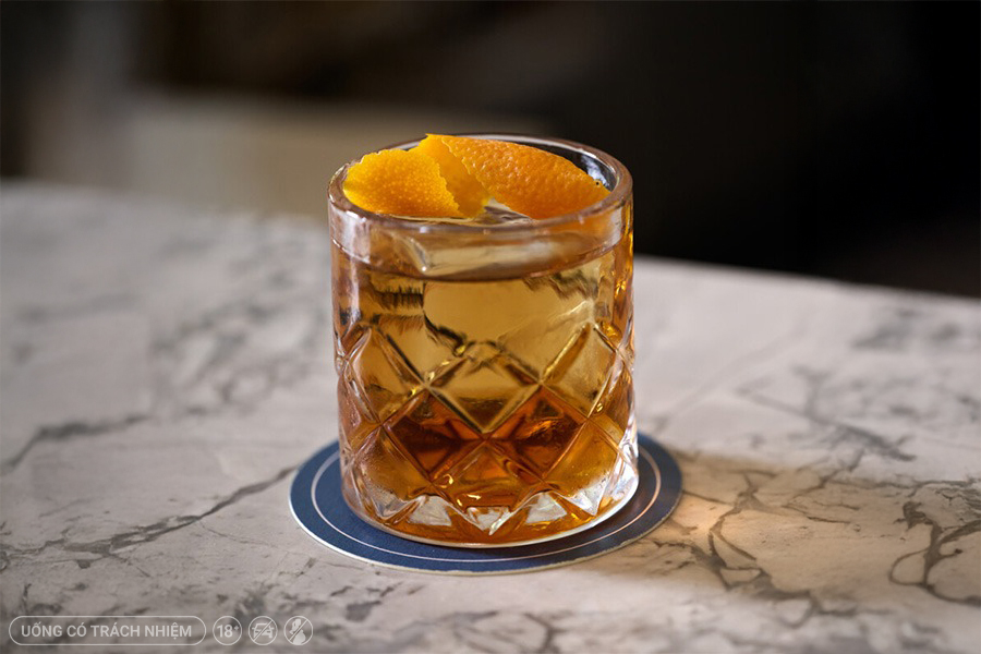 Cocktail Bombo #2 có cấu trúc tròn đầy, được tạo nên từ Rye whisky có nồng độ cao, rượu rum lâu năm, siro quế nướng cháy và bitters thảo mộc.