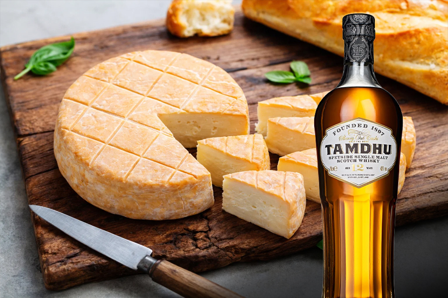 Phô mai vỏ rửa (Washed Rind Cheese) có mùi khá “mạnh” nhưng hương vị lại rất mềm và béo, phù hợp với các loại whisky có nốt hương kẹo bơ, vani và gỗ sồi nhẹ nhàng như Tamdhu 12 YO