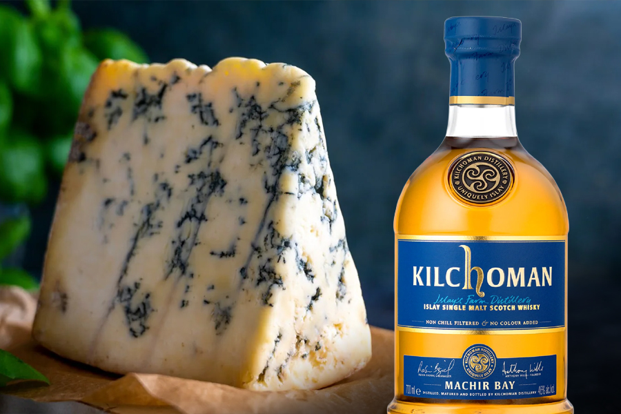 Blue cheese kết hợp cùng whisky khói Kilchoman Machir Bay cá tính giúp tạo nên sự tương phản thú vị, mang đến tổng thể sắc nét, không bị “bệt vị”.
