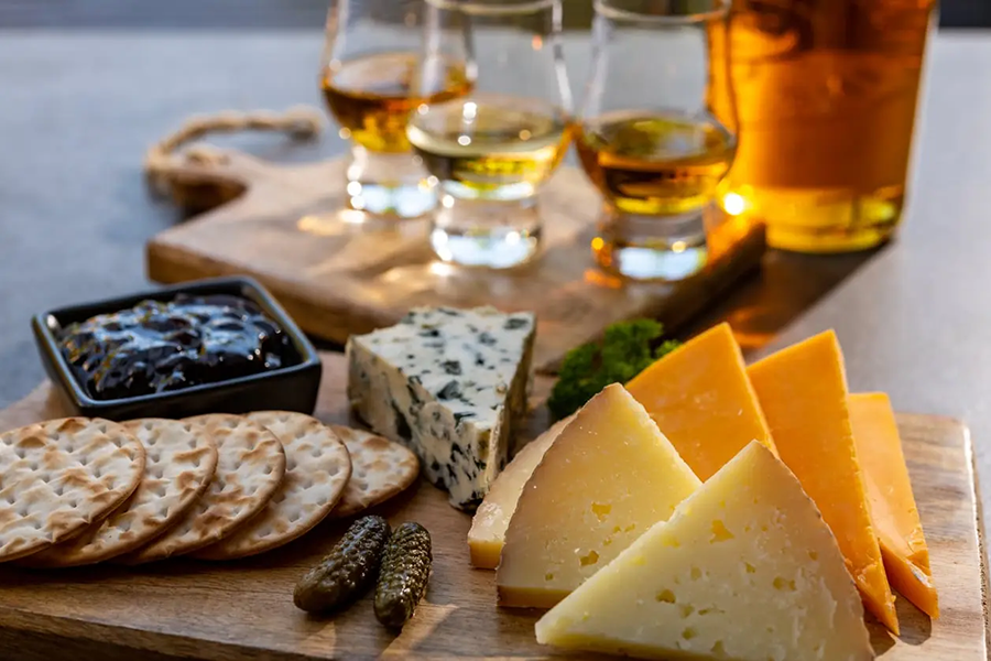 Việc kết hợp whisky với đồ ăn hoặc đồ uống phù hợp có thể mở ra nhiều tầng hương vị mới mẻ.