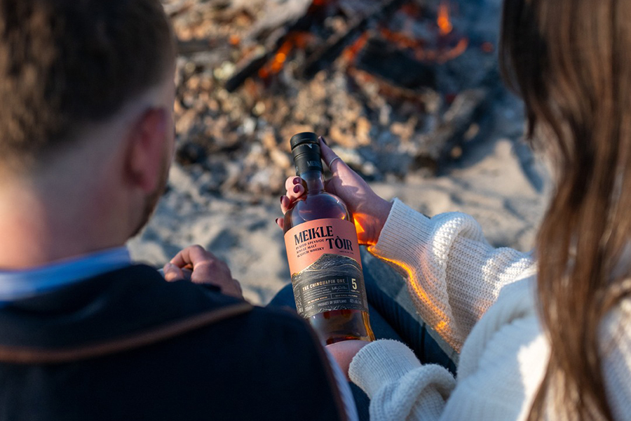 Whisky cũng là thức uống thích hợp để chia sẻ, thường có mặt trong các buổi tụ họp riêng tư và thân mật
