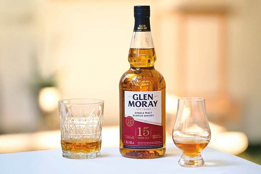 Glen Moray 15 Years Old được ủ trong thùng gỗ sồi Mỹ (American Oak), sau đó trưởng thành hoàn thiện trong thùng Oloroso Sherry