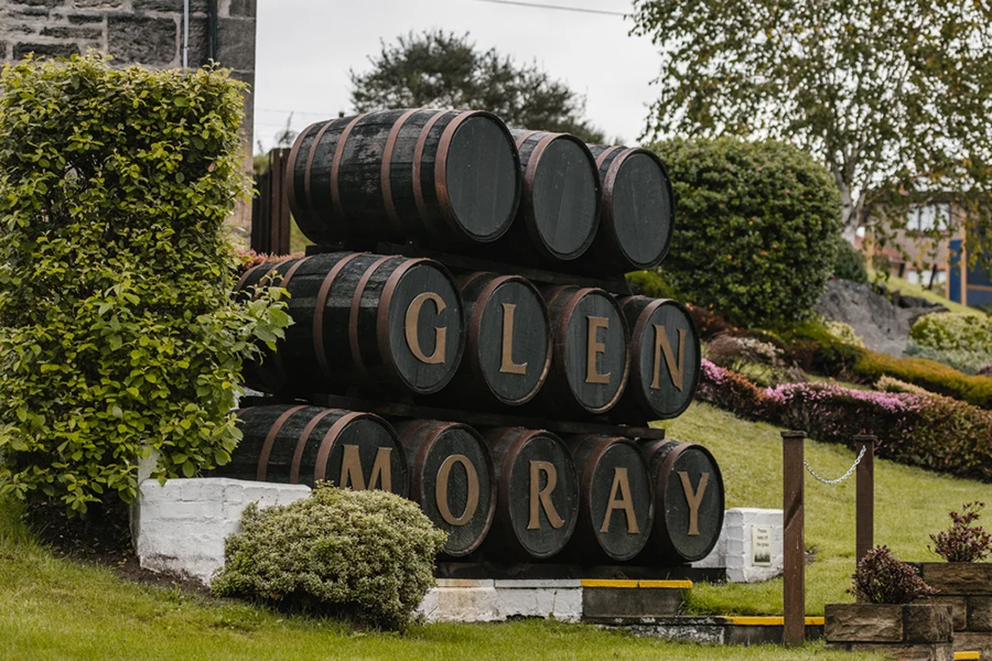 Glen Moray Distillery được thành lập vào năm 1897 tại thị trấn Elgin, nằm giữa vùng Speyside, khu vực nổi tiếng với những dòng single malt mềm mại và giàu hương trái cây.