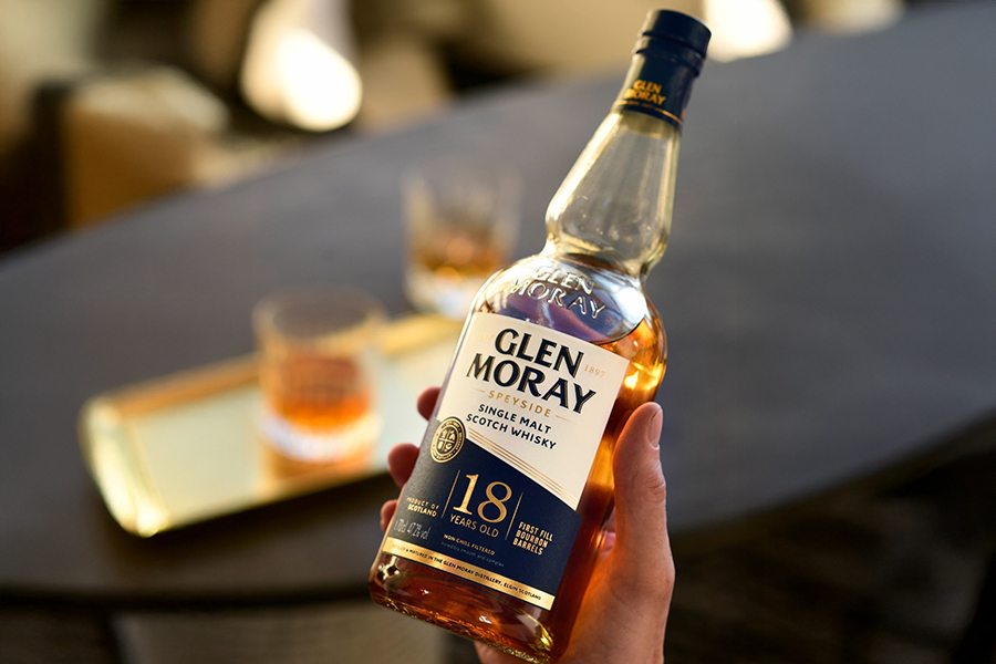 Glen Moray 18 Years Old có sắc vàng cổ điển, phản ánh quá trình trưởng thành lâu năm trong thùng gỗ sồi Mỹ.