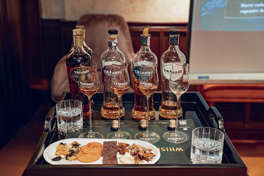 Whisky là một thế giới thú vị và cách tốt nhất để hiểu nó không phải là đọc mà là thử nếm và trải nghiệm.