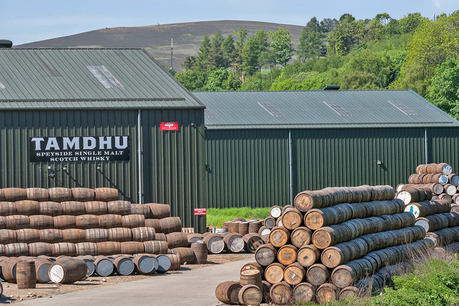 Tamdhu là nhà chưng cất duy nhất tại Scotland áp dụng hoàn toàn phương pháp 100% sherry cask cho toàn bộ dòng single malt của mình.