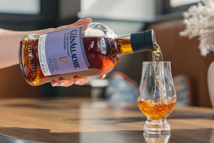 GlenAllachie 12 Year Old phù hợp với những người đã qua giai đoạn nhập môn và bắt đầu tìm kiếm chiều sâu