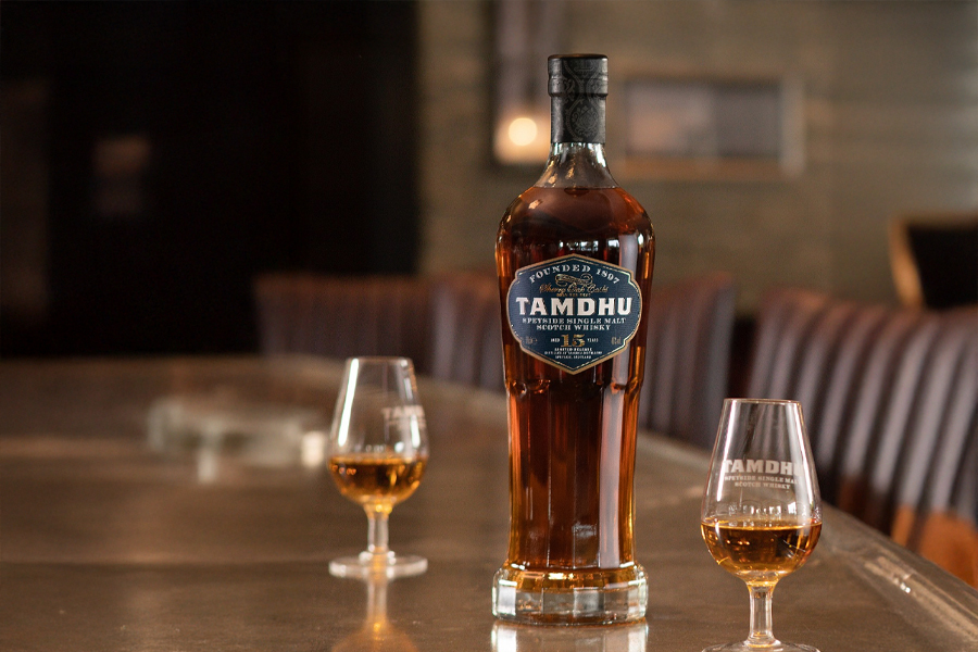 Tamdhu 15 phù hợp với những ai muốn khám phá rõ hơn về whisky ủ sherry với những dòng single malt đầy chiều sâu và giàu sắc thái.