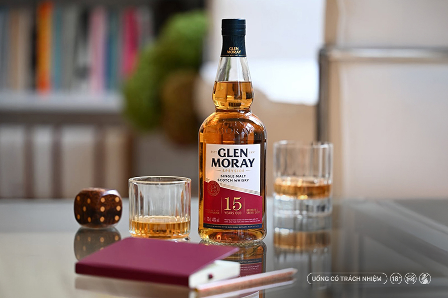 Phiên bản 15 năm tuổi của Glen Moray được trưởng thành trong sự kết hợp giữa thùng bourbon và sherry cask
