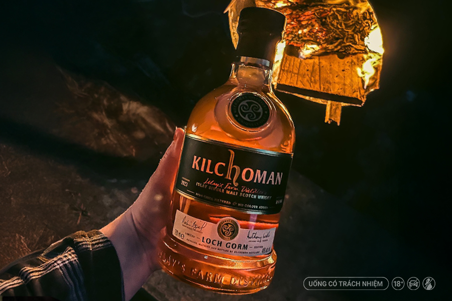 Từ những đầm lầy than bùn cổ xưa của Scotland đến ly whisky trên tay người thưởng thức ngày nay, hương vị khói đặc trưng là kết quả của sự giao thoa giữa thiên nhiên, truyền thống và nghệ thuật chưng cất kéo dài hàng thế kỷ.