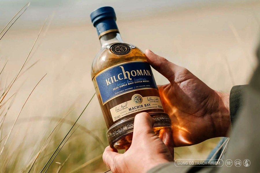 Than bùn tại đảo Islay chứa nhiều rong biển và thực vật ven biển, góp phần tạo nên phong cách whisky đặc trưng với hương khói đậm, chút vị biển mặn và những sắc thái dược liệu đặc biệt như có thể cảm nhận trong các dòng Kilchoman.