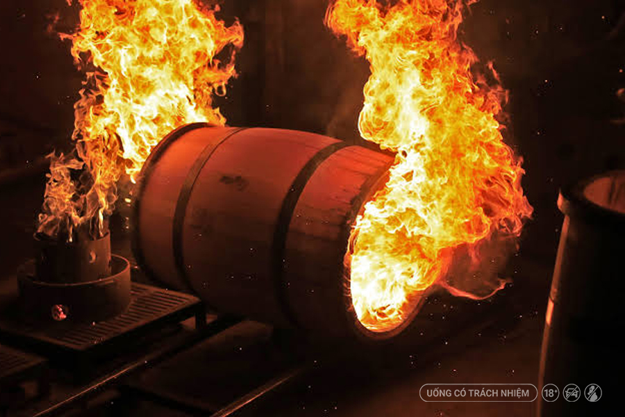 Bên cạnh than bùn, các thùng gỗ sồi được đốt cháy (charred casks) cũng góp phần tạo nên những nốt hương than củi, gỗ nướng và gia vị, mang lại chiều sâu cho nhiều dòng whisky trưởng thành lâu năm.