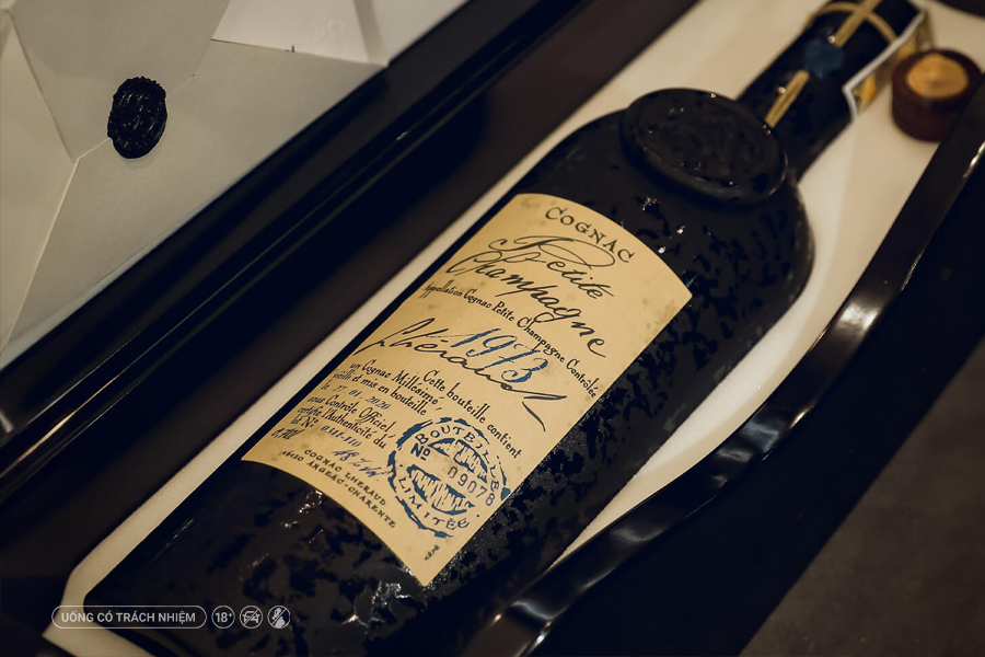 Ngoài độ tuổi, Cognac còn có thể được phân biệt dựa trên nguồn gốc của eaux-de-vie