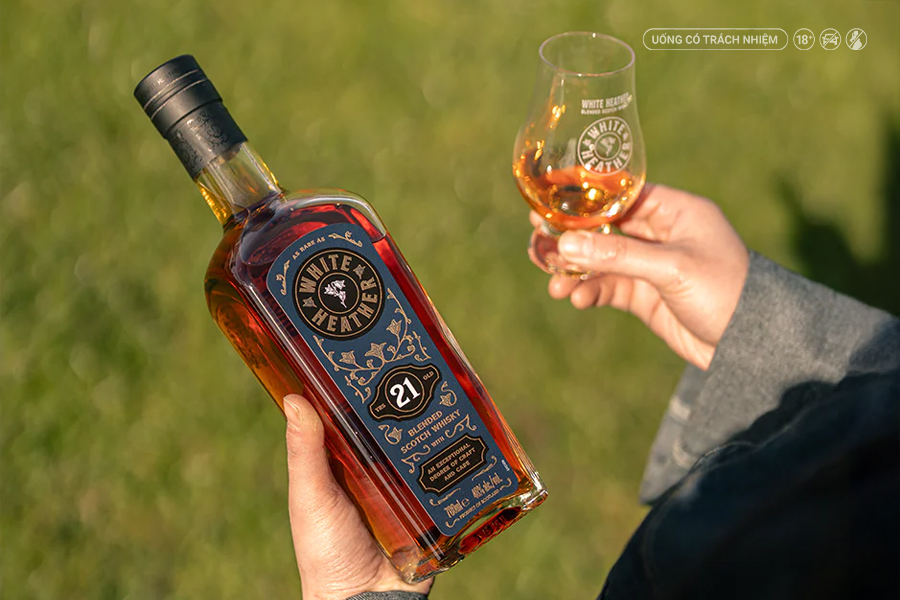 Blended Scotch Whisky là kết quả của nghệ thuật phối trộn giữa Single Malt Whisky và Grain Whisky nhằm tạo nên hương vị cân bằng, ổn định qua nhiều năm.