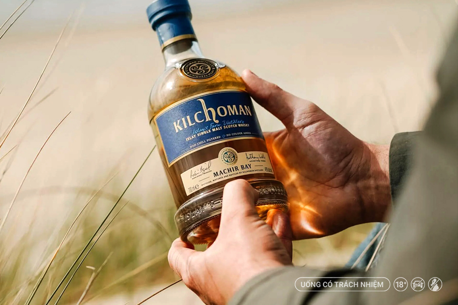 Kilchoman là một trong những đại diện tiêu biểu của whisky khói Islay, nổi bật với sự cân bằng giữa hương than bùn, trái cây chín và vị ngọt tự nhiên từ thùng gỗ sồi.