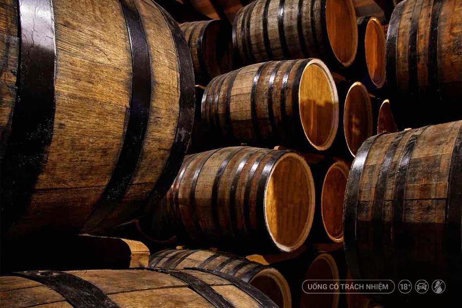 Nhiều dòng spirit như Whisky, Rum hay Brandy được trưởng thành trong thùng gỗ sồi để phát triển chiều sâu hương vị.