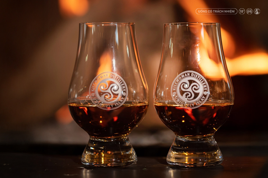 Whisky khói (Peated Whisky) nổi bật với hương khói than bùn đặc trưng, mang đến trải nghiệm thưởng thức đầy cá tính và chiều sâu.