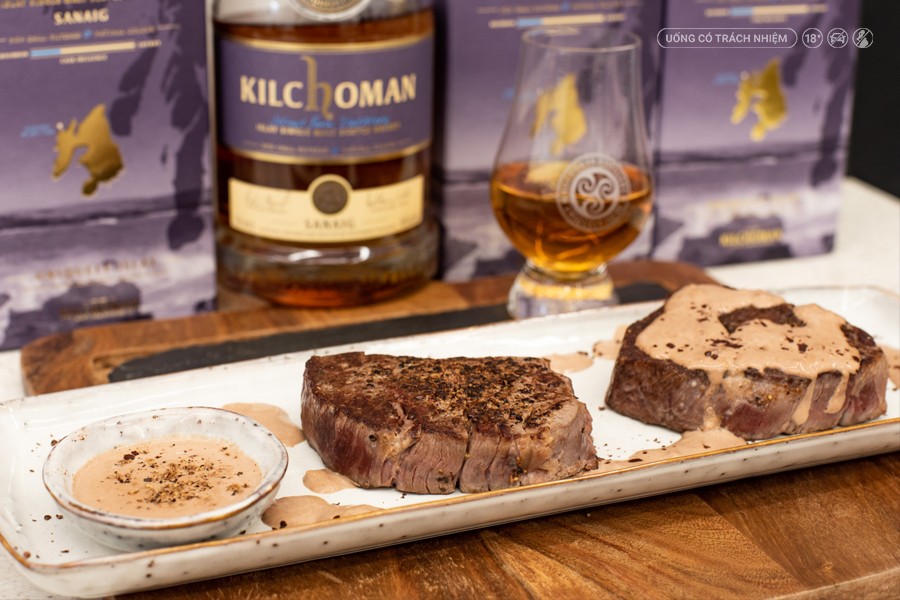 Whisky khói kết hợp cùng steak, cá hồi hun khói hoặc phô mai lâu năm sẽ làm nổi bật hương vị và mang đến trải nghiệm ẩm thực trọn vẹn.