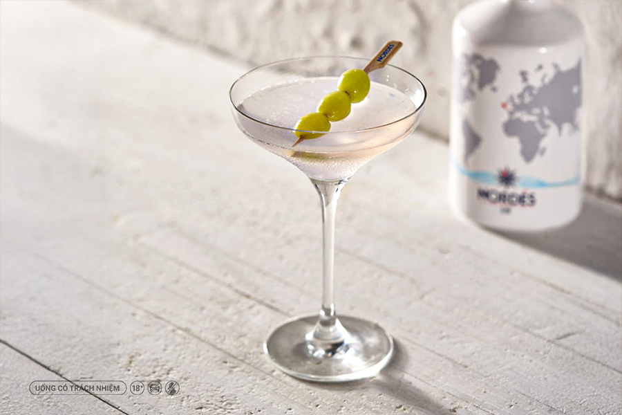 Để cảm nhận rõ đặc trưng của từng chai Gin, các chuyên gia thường khuyến nghị bắt đầu với những công thức đơn giản như Martini.
