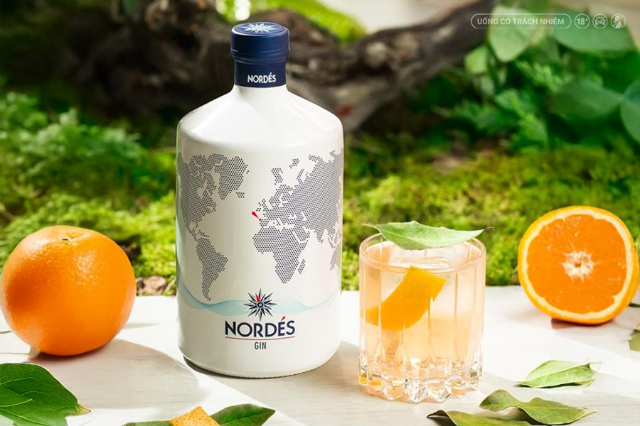 Việc lựa chọn garnish phù hợp không chỉ giúp ly cocktail đẹp mắt hơn mà còn làm nổi bật những lớp hương vị tiềm ẩn trong Gin.