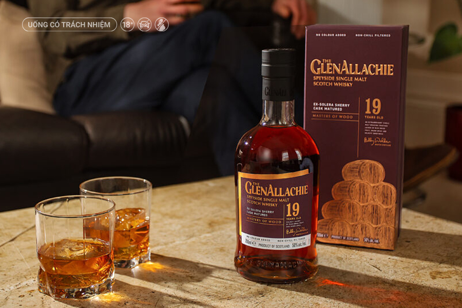 GlenAllachie Masters of Wood 19 Year Old Ex-Solera Sherry Cask Matured là phiên bản mới nhất của dòng Masters of Wood Series, được hoàn thiện trong những thùng Ex-Solera Sherry hơn 55 năm tuổi.