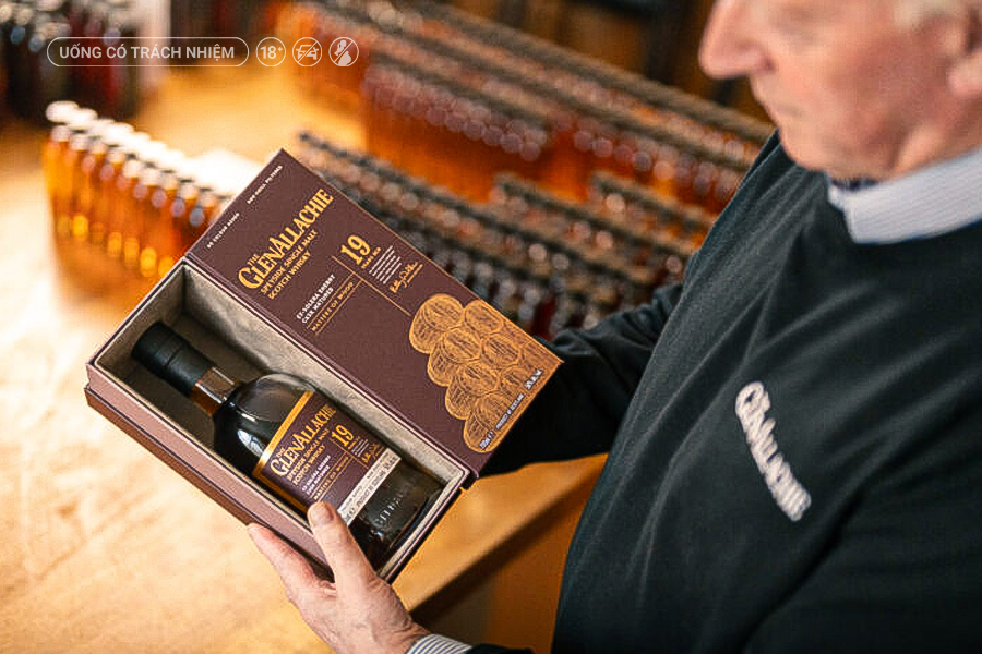 Với hơn 50 năm kinh nghiệm, Master Distiller Billy Walker tiếp tục khẳng định tài năng quản lý thùng gỗ thông qua GlenAllachie Masters of Wood 19 Year Old Ex-Solera Sherry Cask.