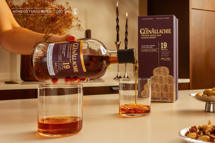 GlenAllachie Masters of Wood 19 Year Old sở hữu hương mận ngâm rượu, mocha, quế, chocolate đen cùng mật ong hoa thạch nam
