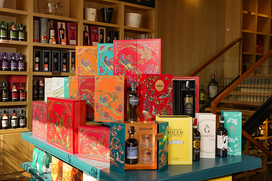 Những hộp quà rượu được thiết kế tinh tế tại Grand Cru là lựa chọn lý tưởng cho quà tặng doanh nghiệp, đối tác và người thân, kết hợp giữa rượu ngoại chính hãng cùng dịch vụ tư vấn và đóng gói chuyên nghiệp.