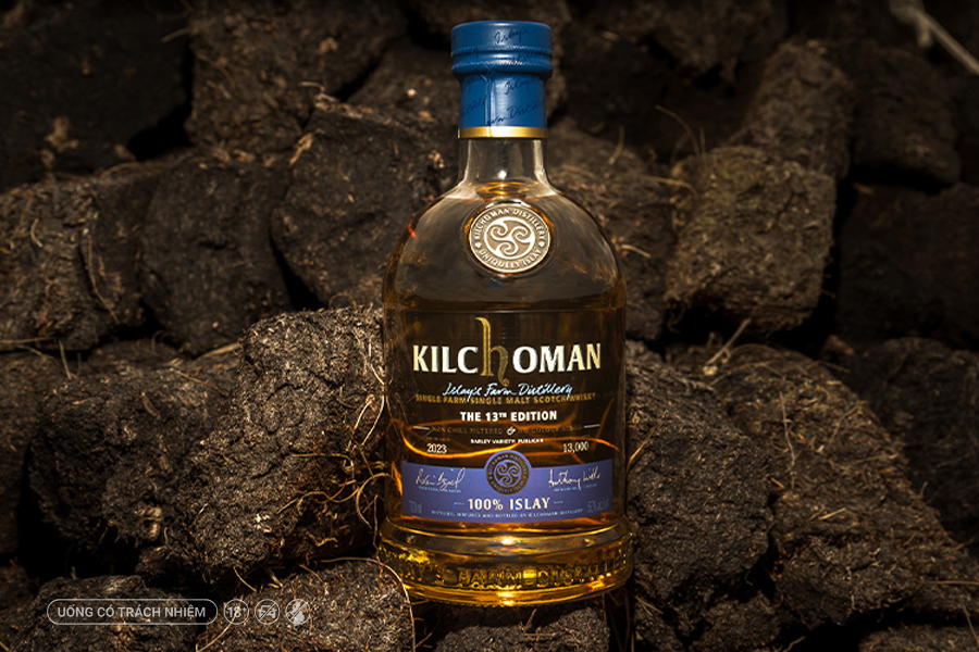 Peated Whisky nổi bật với hương khói đặc trưng, được tạo nên từ quá trình sấy malt bằng than bùn (peat).