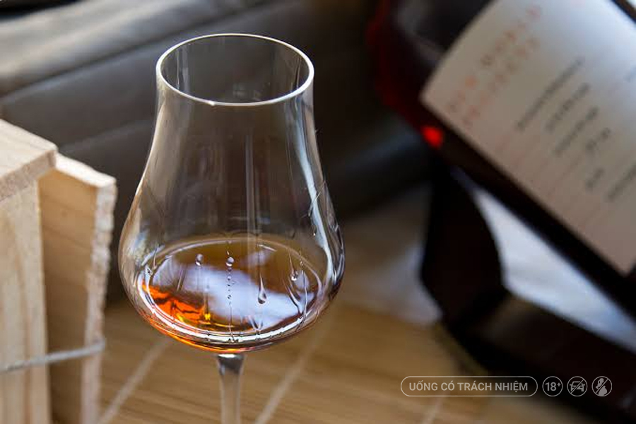 Whisky Legs (Tears) là những vệt chất lỏng hình thành trên thành ly sau khi xoay whisky, mang đến nhiều gợi ý về cấu trúc và cảm giác của rượu.