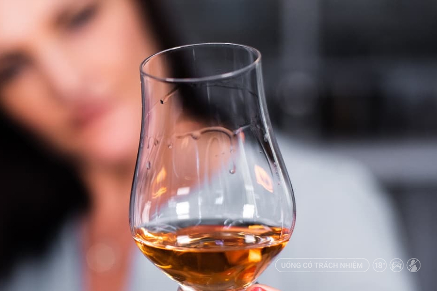 Whisky Legs không phản ánh trực tiếp tuổi rượu. Các yếu tố khác như nồng độ cồn, loại thùng và mức độ tương tác với gỗ sồi đều ảnh hưởng đến hiện tượng này.