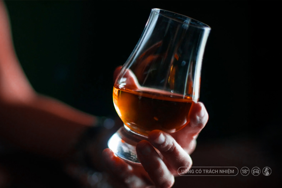 Quan sát Whisky Legs là một bước nhỏ trong quá trình tasting, giúp người thưởng thức dự đoán phần nào cấu trúc và cảm giác thưởng thức trước khi nhấp ngụm đầu tiên.