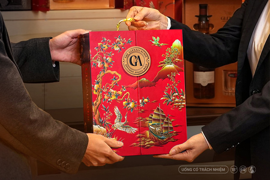 Hộp quà whisky Tết cao cấp là lựa chọn trang trọng để biếu đối tác, khách hàng và những mối quan hệ quan trọng trong dịp đầu năm.